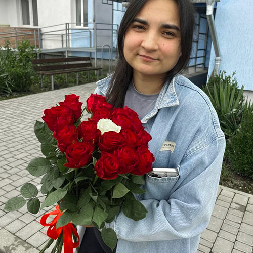 девушка с букетом роз в Каменце-Подольском фото