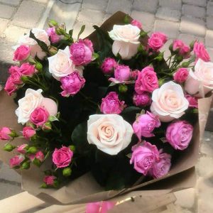 кремовые розы и кустовые фото букета