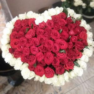 101 троянда серце з білою окантовкою фото