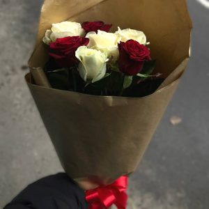 7 червоних та білих троянд фото букета