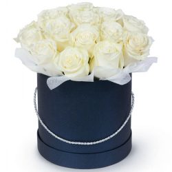 Фото товара 21 біла троянда у капелюшній коробці в Каменец-Подольском