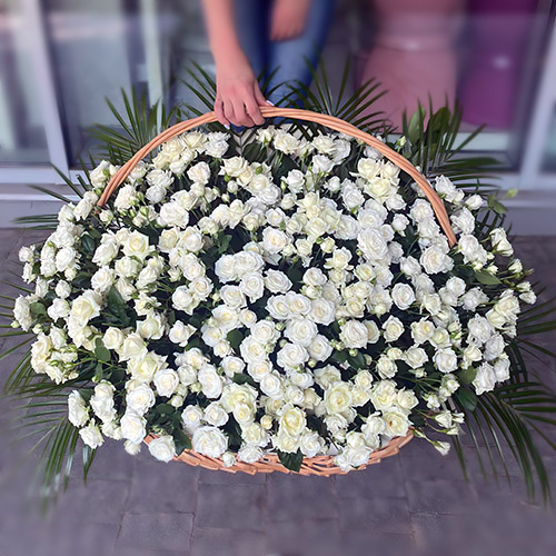 Фото товара 200 кустовых роз в корзине в Каменец-Подольском