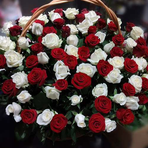 Фото товара Корзина красных и белых роз в Каменец-Подольском