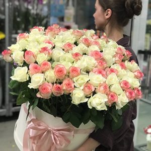 шляпная коробка 101 белая и розовая роза в Каменец-Подольском фото
