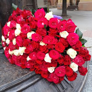 Большой букет белых и красных роз в Каменец-Подольском фото