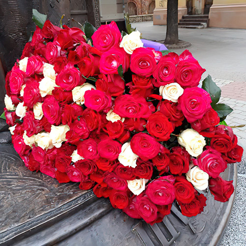 Великий букет білих і червоних троянд фото