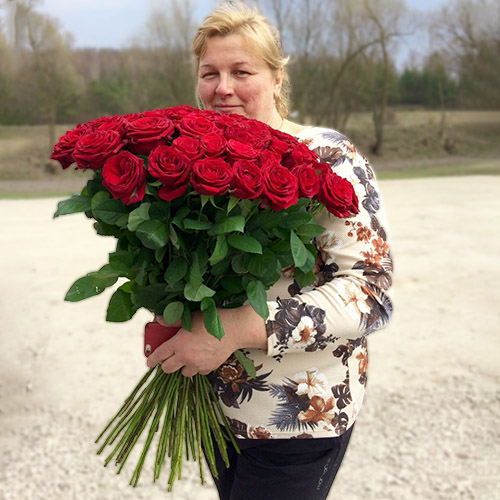 женщина с букетом 101 красная роза фото