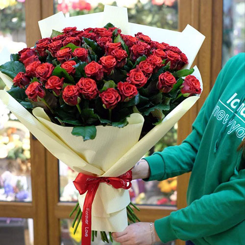 огромный букет красных роз