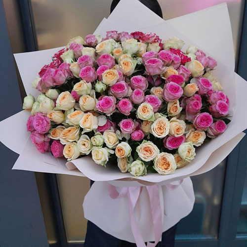 большой букет разноцветных кустовых роз фото