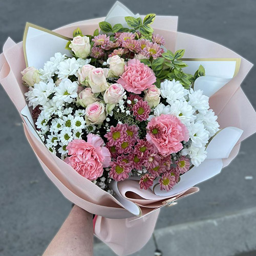 фото микс букета с розовыми гвоздиками