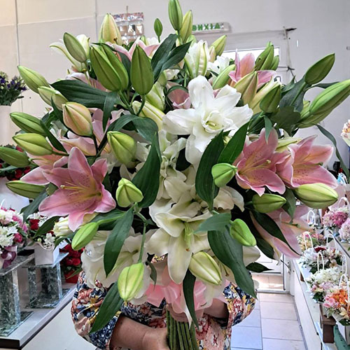 фото букета из белых и розовых лилий