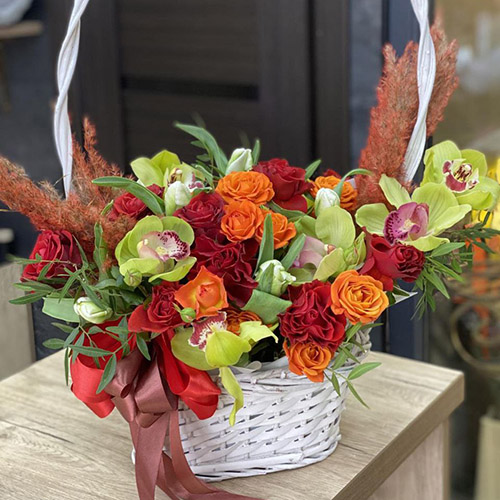 микс букет с орхидеями в корзине фото