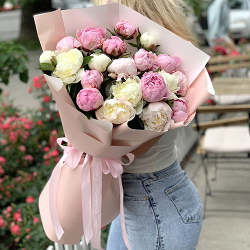 фото букета белых и розовы пионов